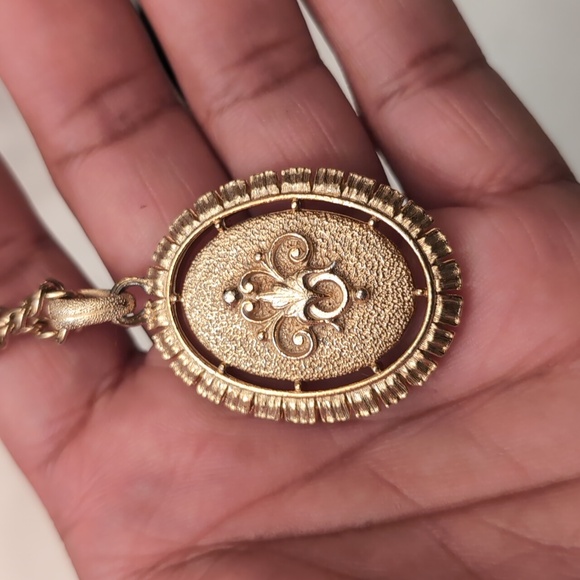 Avon| Vintage Apricot Cameo with Gold Toned Border and Rear Detailing - Picture 9 of 10